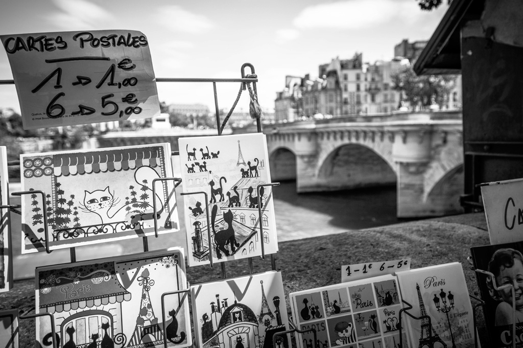 Paris rive gauche, vieilles cartes postales bouquinistes